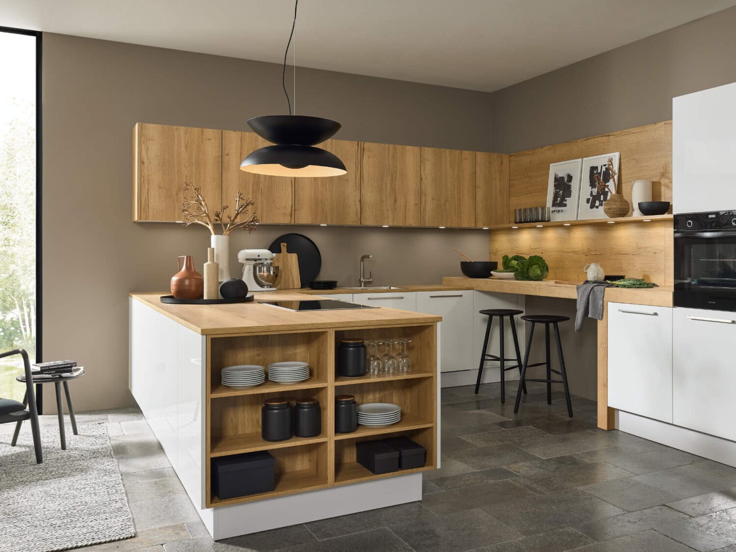 Moderner Küchenraum mit weißen und Holzschränken, Kücheninsel, stilvolle Dekorationen, große Fenster, zeitloses Design, perfekte Traumküche im Eichsfeld.