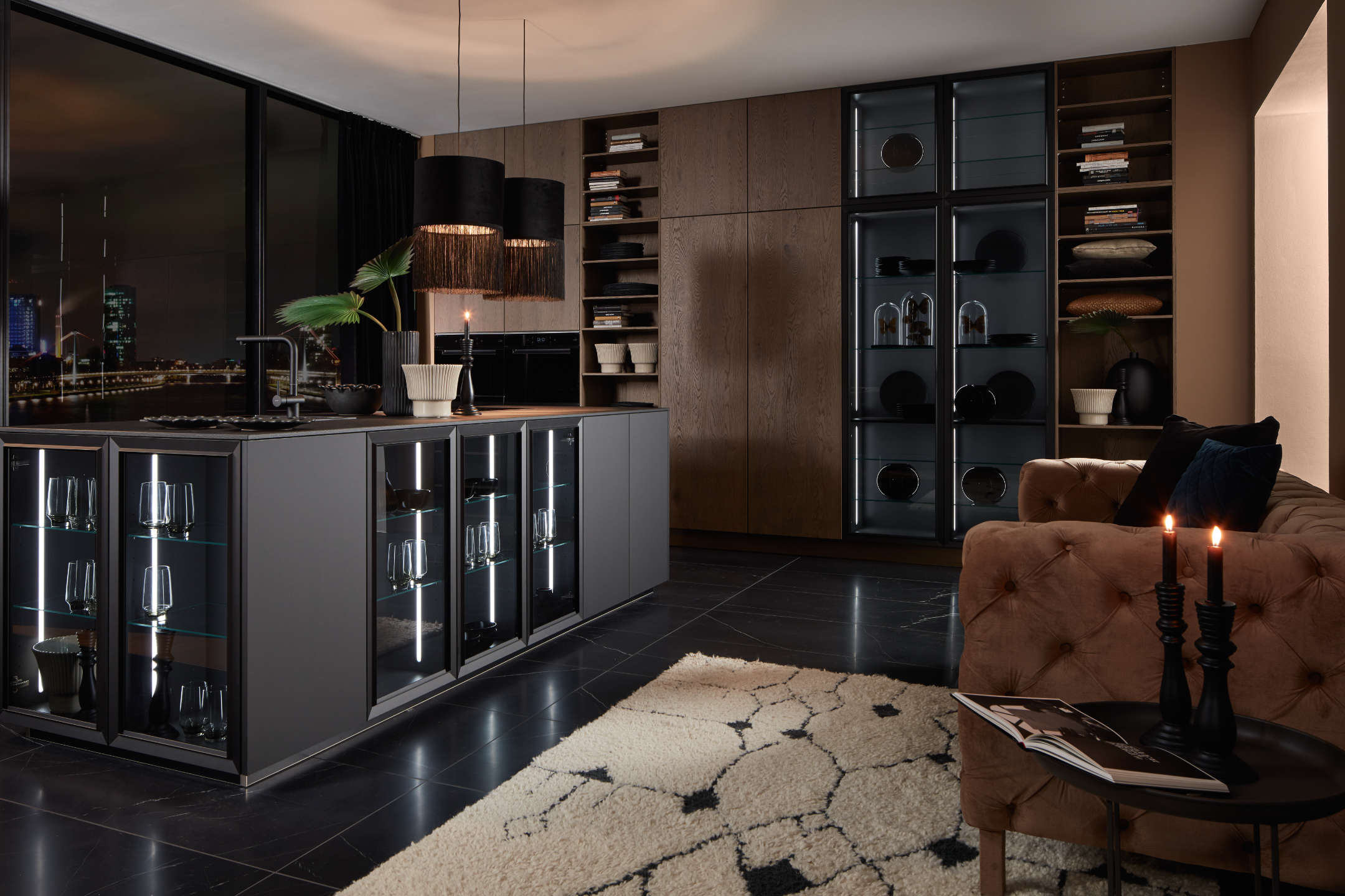 Moderner Küchenbereich mit dunklen Schränken und stilvoller Beleuchtung, ideal für elegante Wohnzimmer- und Küchenkombinationen im Eichsfeld.