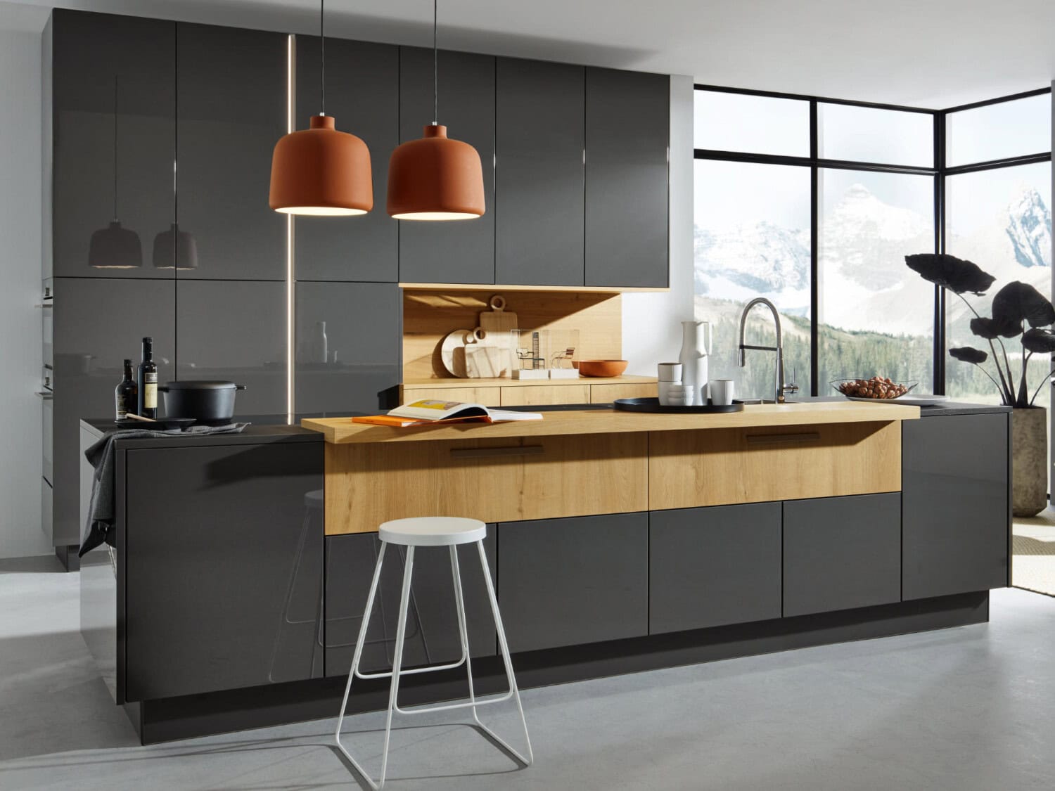 Moderner schwarze und natürliche Holzkücheninsel in einem hellen Küchenraum mit großen Fenstern und Bergblick, stilvoller Küchenbereich, Haus der Küchen Eichsfeld, Küchendesign, hochwertige Kücheneinrichtung, Traumküche.