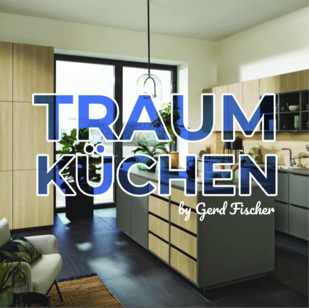 Hochwertige moderne Einbauküche mit viel Stauraum, großen Fenstern und natürlichen Materialien im Haus der Küchen bei Gerd Fischer im Eichsfeld.